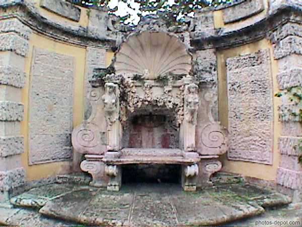 photo de Fontaine de style baroque autrefois située sur la place de la ville de Sutri en Italie