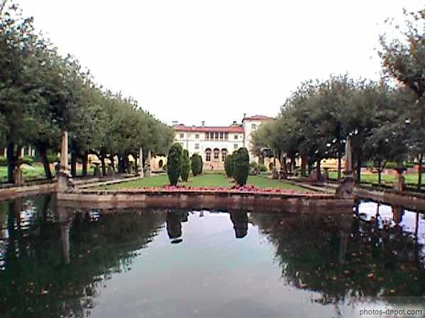 photo de étang central bordé de chênes face à la villa