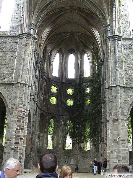 photo de nef de l'abbatiale dont les voutes culminent à 23 m, un des premiers de style gothique (1200), caractéristiques de l'esthétique cistercienne