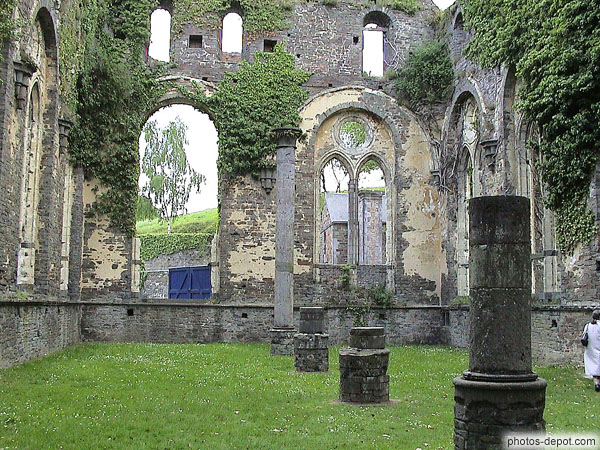 photo de réfectoire des moines divisé en 2 nefs par une rangée de 5 colonnes portant de hautes voutes d'ogive