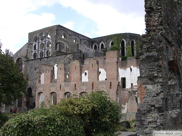 photo de vue générale de l'abbaye cistercienne fondée en 1147 par St Bernard