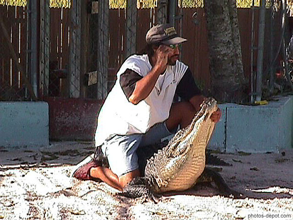 photo d'indien tient la machoire du crocodile