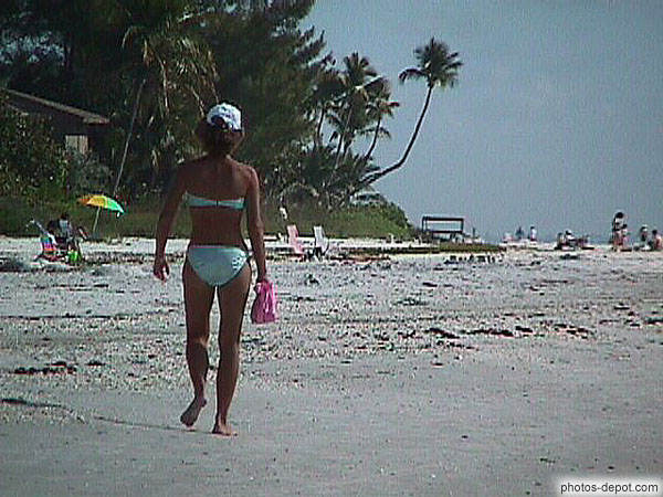 photo de femme en maillot sur la plage