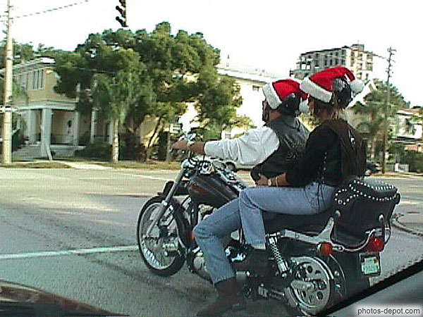 photo de couple en moto avec bonnets du père noël