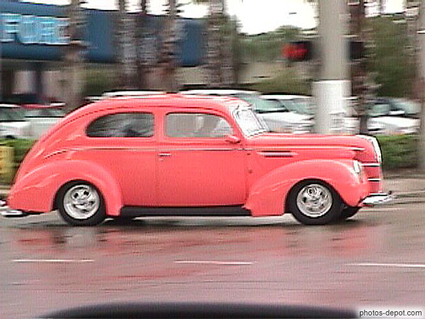 photo de vieille voiture rose