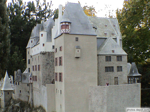 photo d'Allemagne, chateau rhenan d Eltz,  abritant plusieurs familles heritieres (comptant 8 tours d habitation groupees autour d une cour interieure ovale)