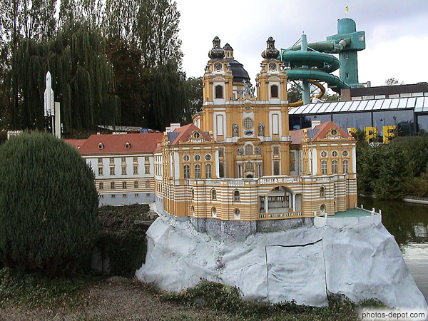 photo d'Autriche, Melke, Abbaye baroque du XVIIIe batie sur un piton rocheux surmontant le Danube