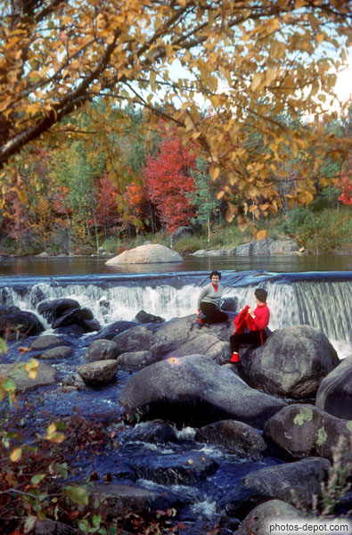 photo d'au bord de la cascade en automne