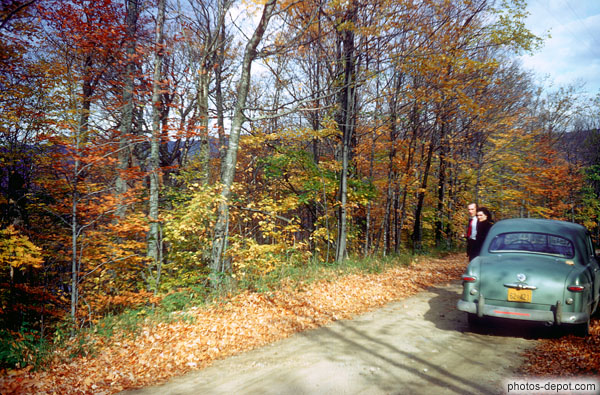 photo de vieille voiture sur chemin de forêt en automne