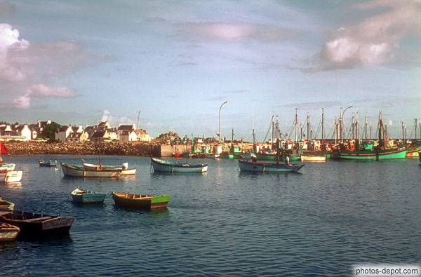 photo de coques colorées des bateaux de pêche