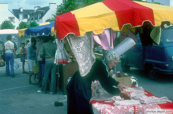 photo de vendeuse de dentelle en costume et coiffe bretonne