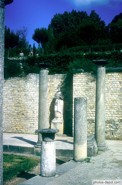 photo de Colonnes et statue greco-romaine, ruines, Vaison la Romaine