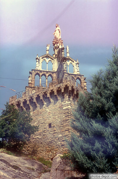 photo de sanctuaire de la Vierge sur une tour carrée, Myons
