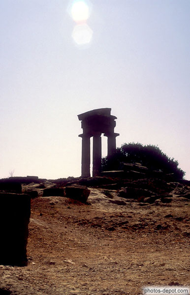 photo de 3 colonnes de l'Athena Pronaia, le premier rencontré par les visiteurs venant de la route d'Athènes