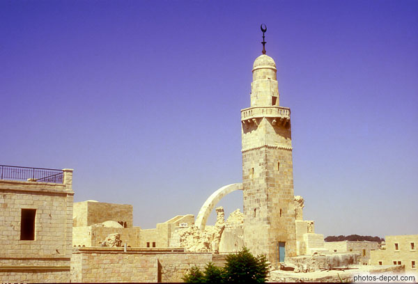 photo de minaret dans les ruines