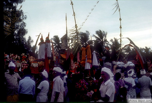photo de ceremonie hommes aux foulards
