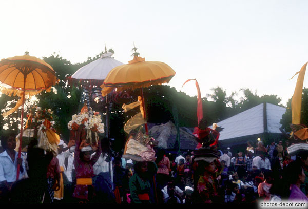 photo de cérémonie aux multiples ombrelles
