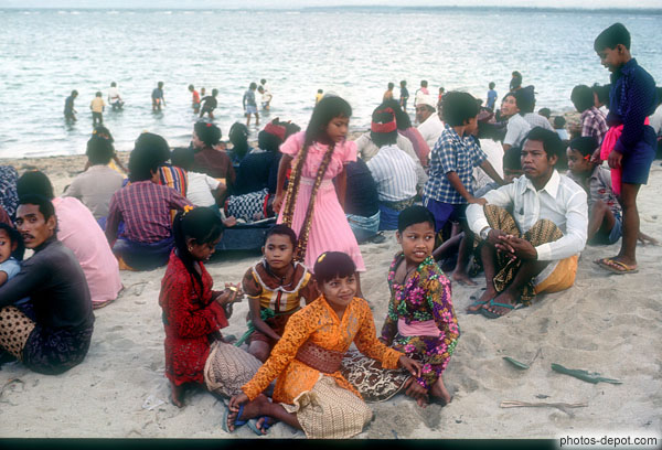 photo d'enfants aux jolies robes sur la plage