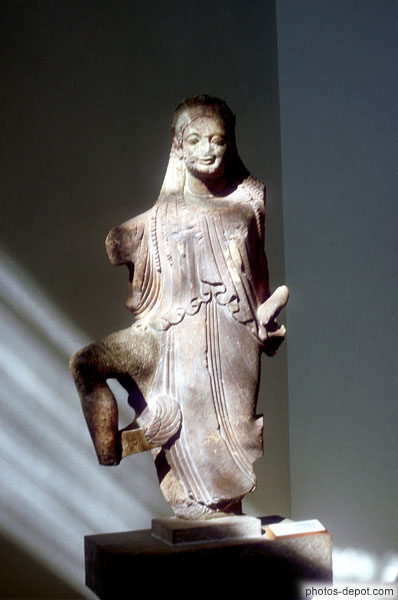 photo de statuette de femme au pied levé