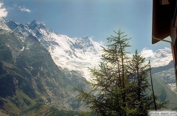 photo de chaine de montagnes enneigées Saas-Fee