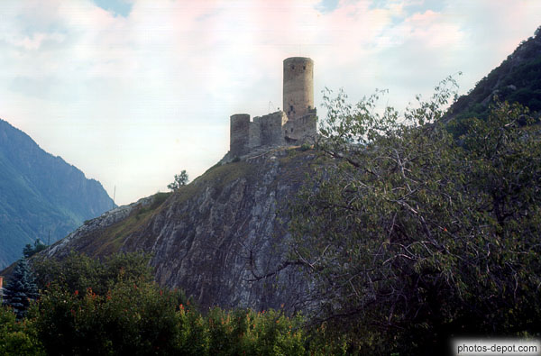 photo de château fort sur rocher, Martigny