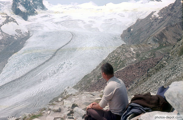 photo d'Homme contemplant le Glacier Garnergrat Zermatt