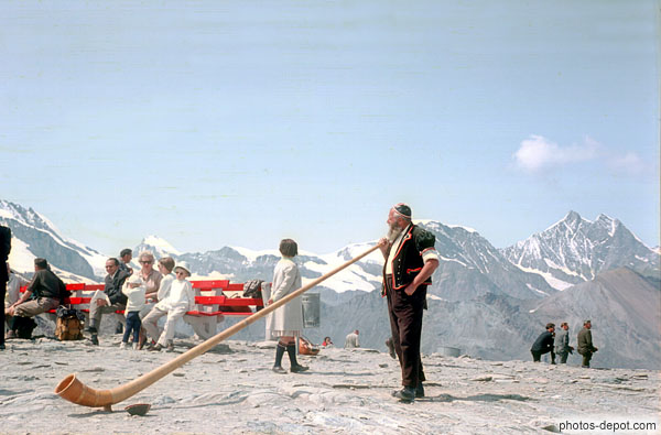photo de joueur de Cor des Alpes en costume devant les montagnes, Gornergrat Zermatt