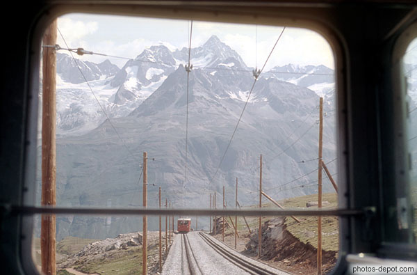 photo de train à travers la vitre Garnergrat Zermatt