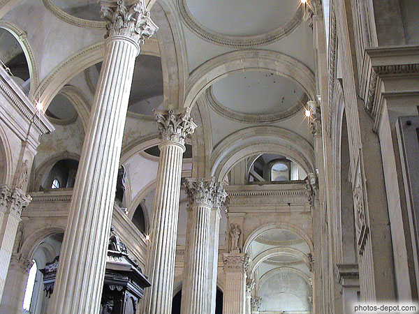 photo de Voute de la Basilique Notre Dame : colonnes corinthiennes réhaussées d'arcs portant l'entablement.