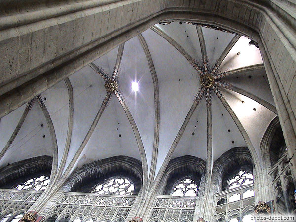 photo de voute de la nef gothique