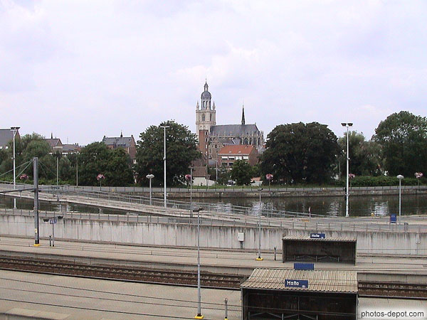 photo de basilique derrière le canal et chemin de fer