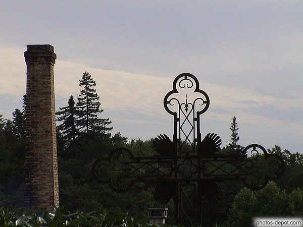 photo de croix de fer forgé et cheminée