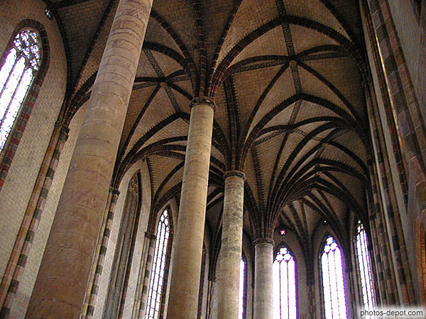 photo de 7 colonnes de l'église à 2 nefs des Jacobins