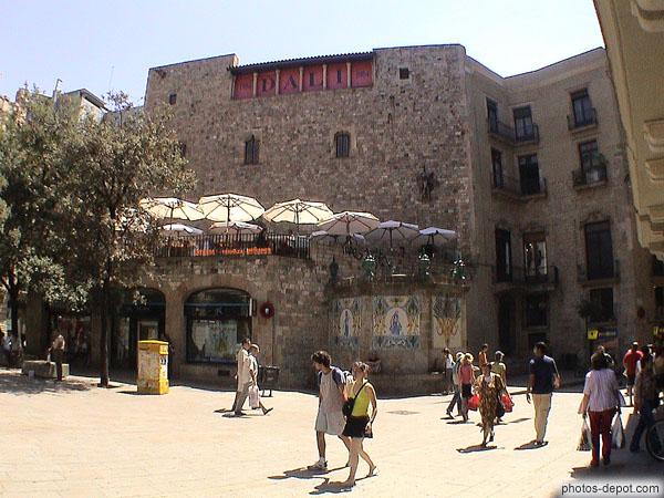 photo de place et Café terrasse devant le musée Dali