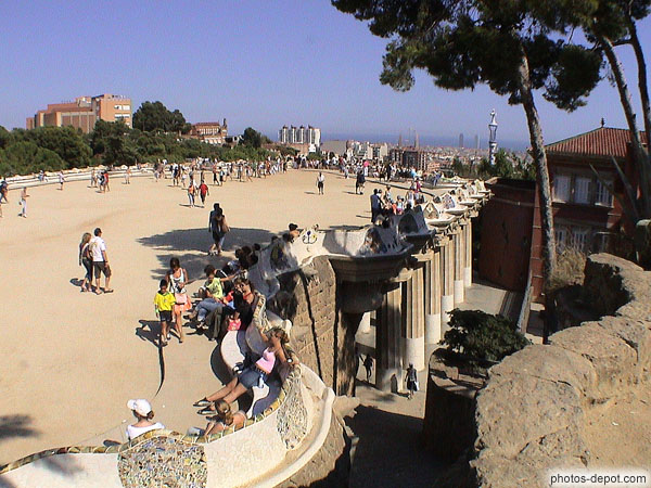 photo de Grand place du Parc Güell construite par Gaudi