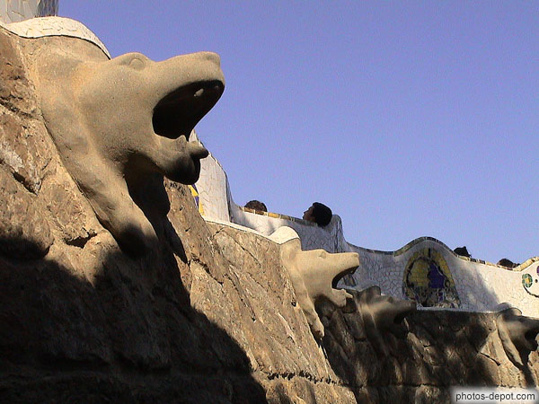 photo de gargouilles en forme de têtes de chien, parc Guëll de Gaudi
