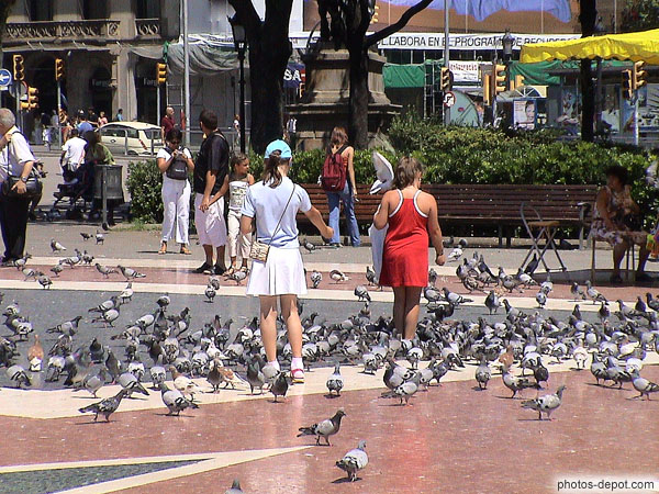 photo de jeunes filles nourissant les pigeons