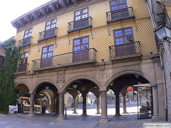 photo de Sangüesa (Navarra) aux murs décorés et perché sur colonnes et arches