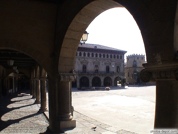 photo de Plaza Major vue de la promenade sous les arches