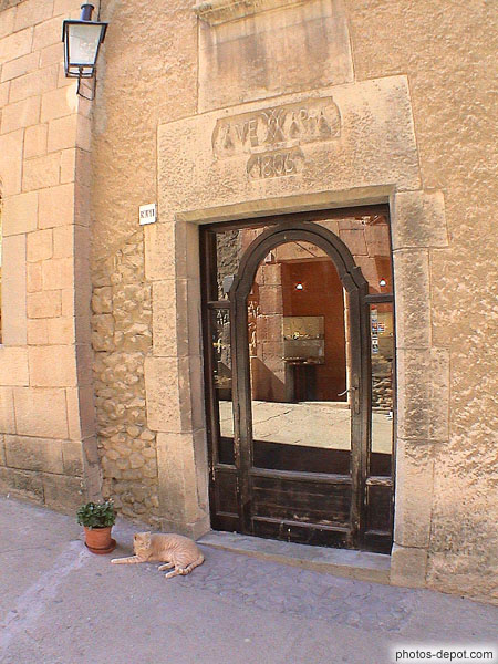 photo de chat devant porte vitrée surmontée de l'inscription Ave Maria 1806