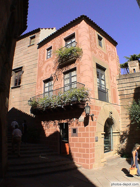 photo de Maison décorée et balcons fleuris du Pueblo Espanol (Poble Espanyol)