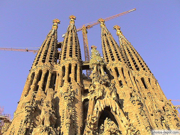 photo de les quatres clochers de la Sagrada Familia de Gaudi