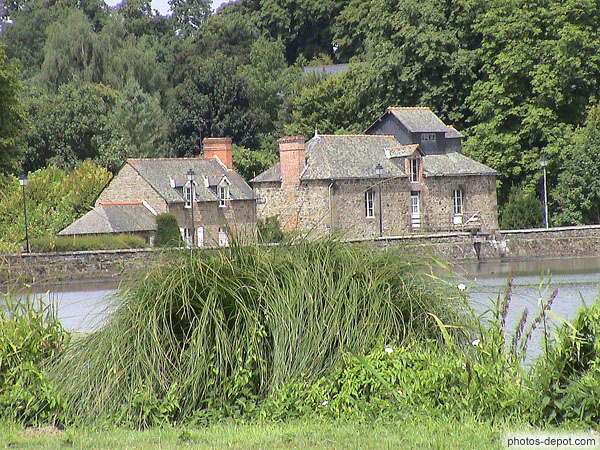 photo de maison devant le lac