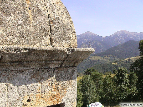 photo de Poste de guet sur muraille et vue sur Pic de Gallinas (2624m), col Mitja et pic Redoun