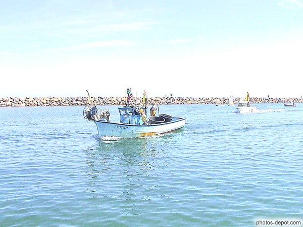 photo de petit bateau de pêche dans le port de Canet