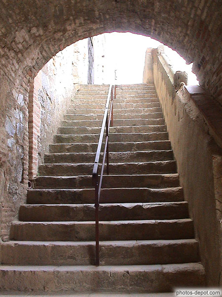 photo d'escalier montant sur les remparts