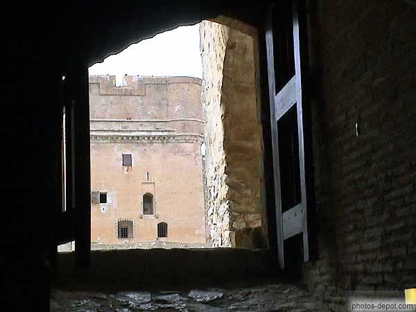 photo de vue de la tour centrale depuis les étables