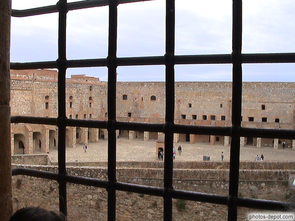 photo de Place d'armes vue d'une fenêtre de la tour de la forteresse