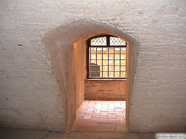 photo de fenêtre dans les murs épais