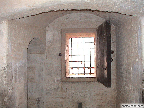 photo de fenêtre dans un renfoncement de mur forteresse
